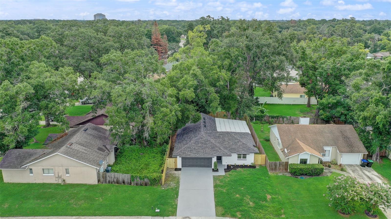 7711 Lakeside Woods Dr Property Photo 3