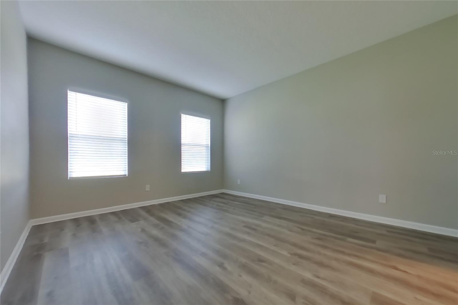 O6432482 Property Photo 6