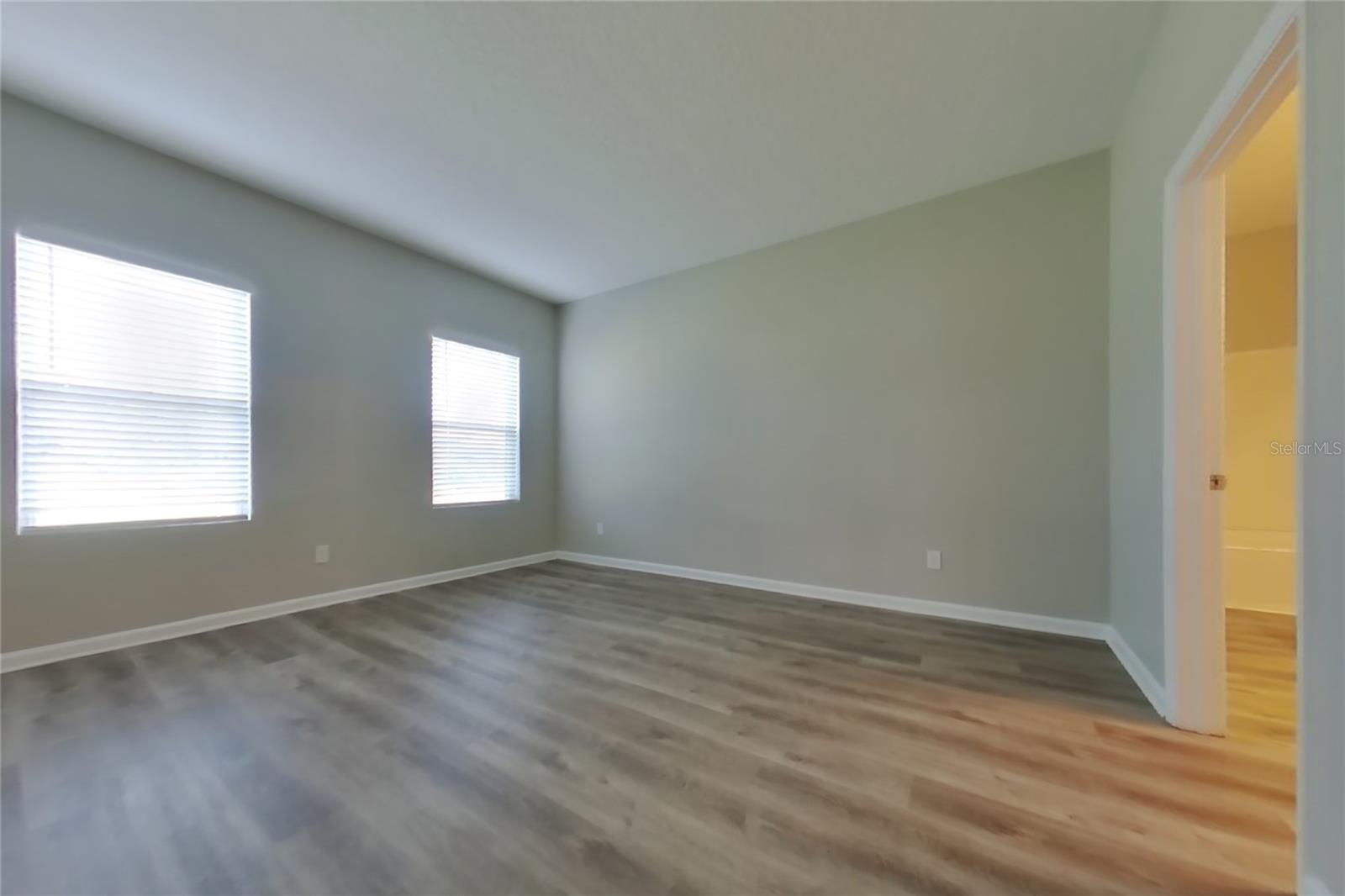 O6432482 Property Photo 8