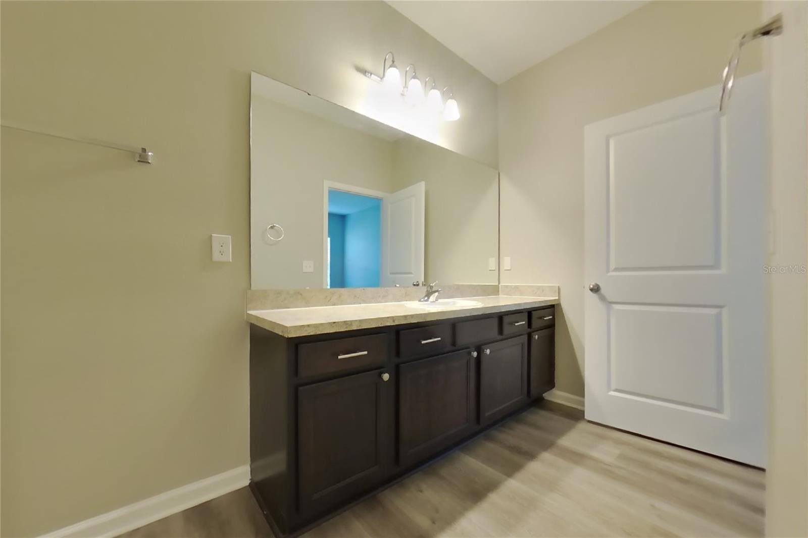 O6432482 Property Photo 9