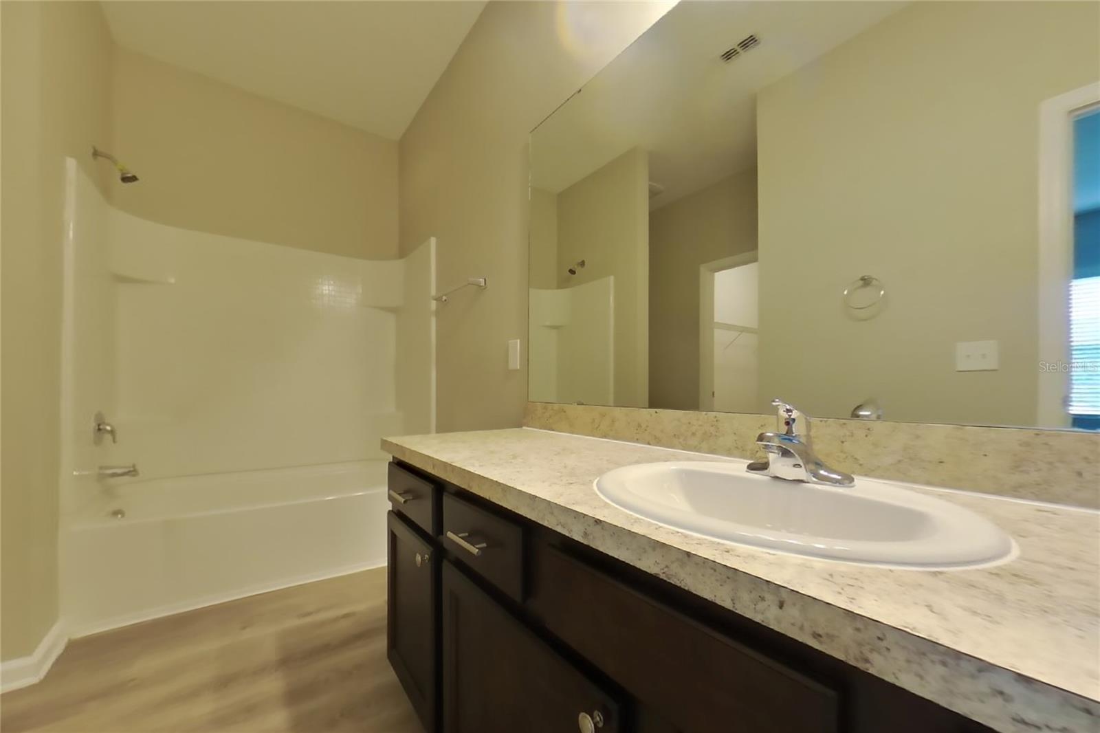 O6432482 Property Photo 10