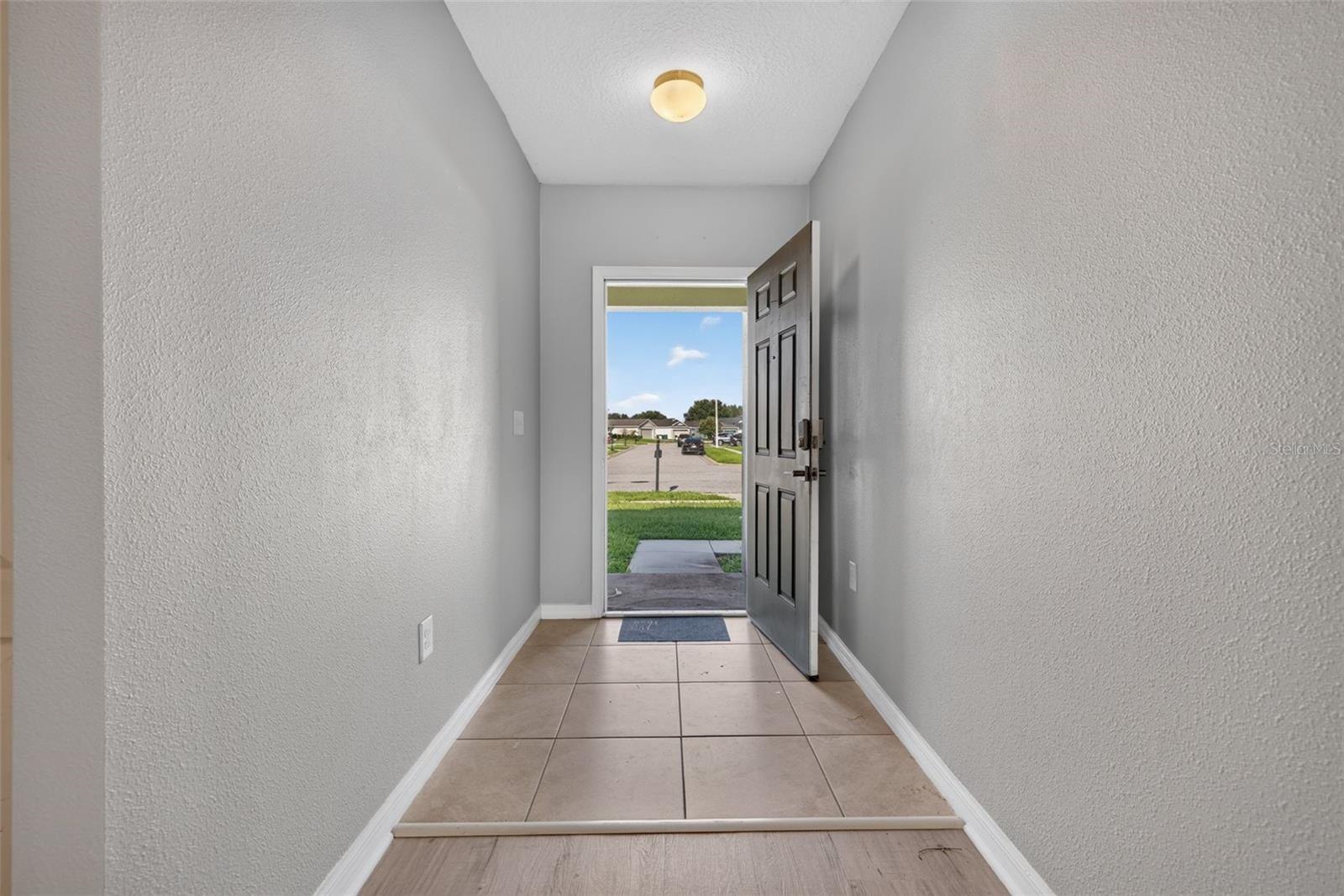 573 Lucerne Blvd Property Photo 4