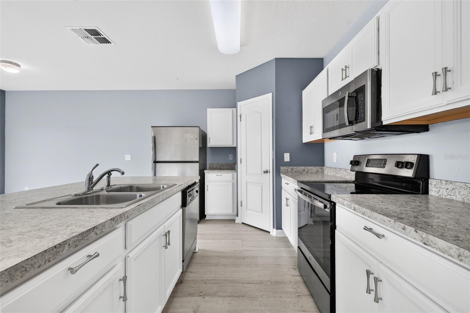 573 Lucerne Blvd Property Photo 5