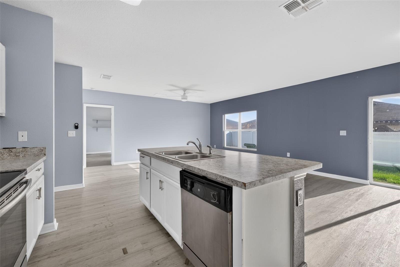 573 Lucerne Blvd Property Photo 6