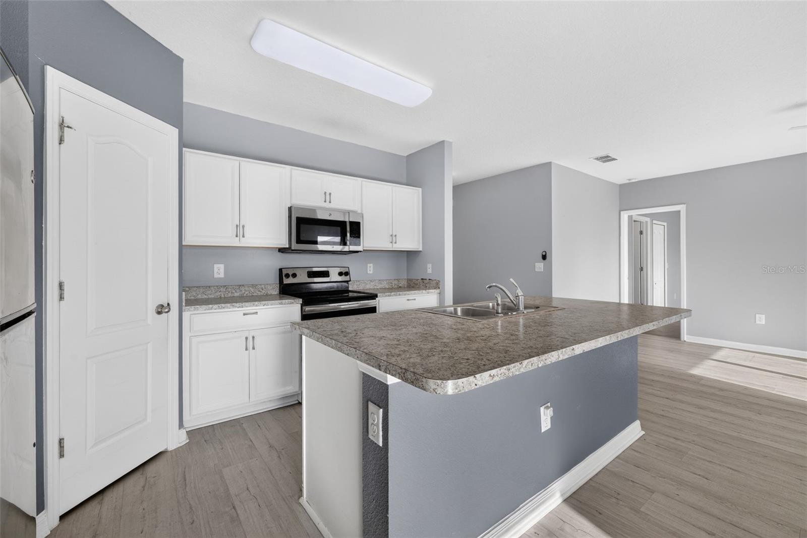 573 Lucerne Blvd Property Photo 7
