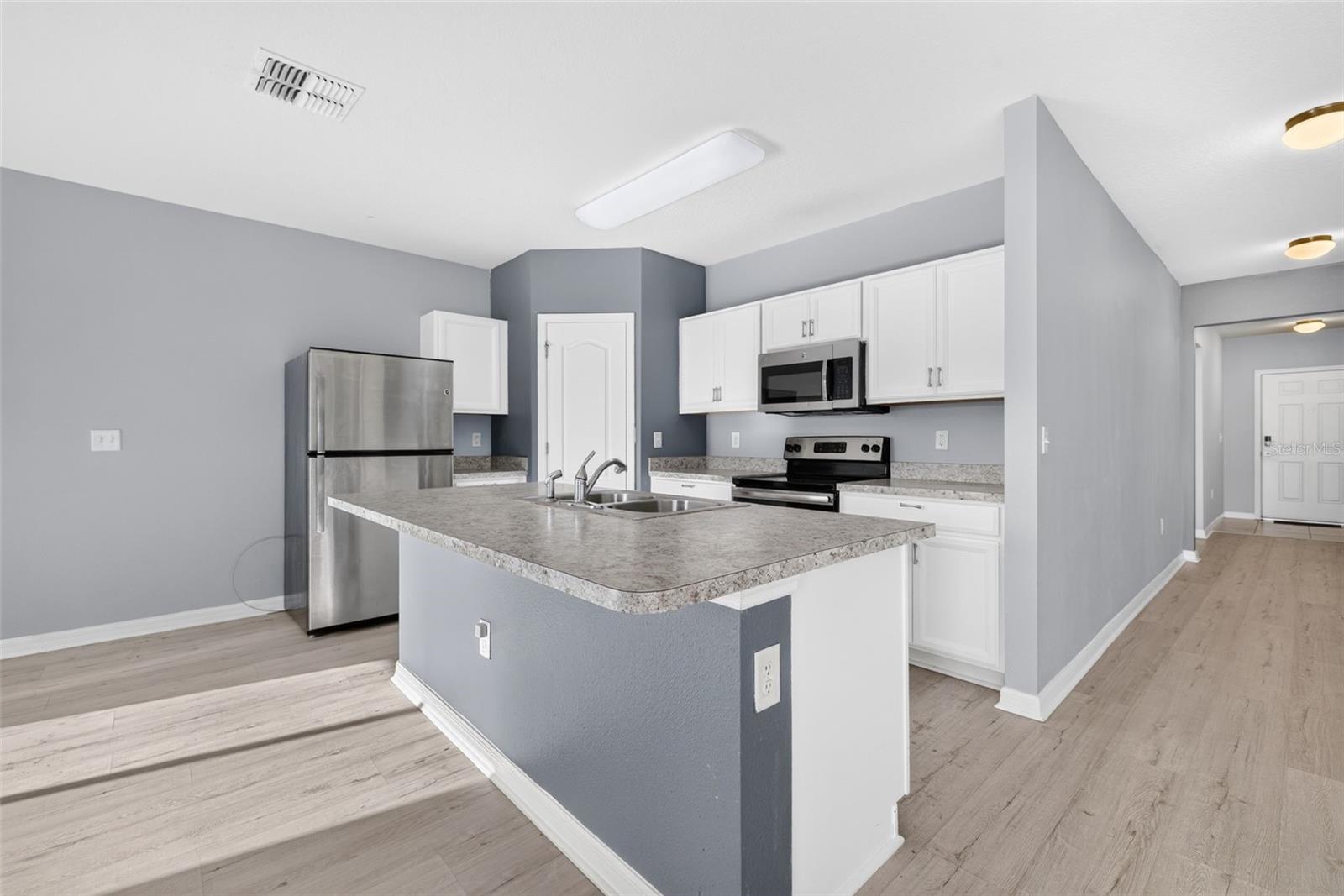 573 Lucerne Blvd Property Photo 8