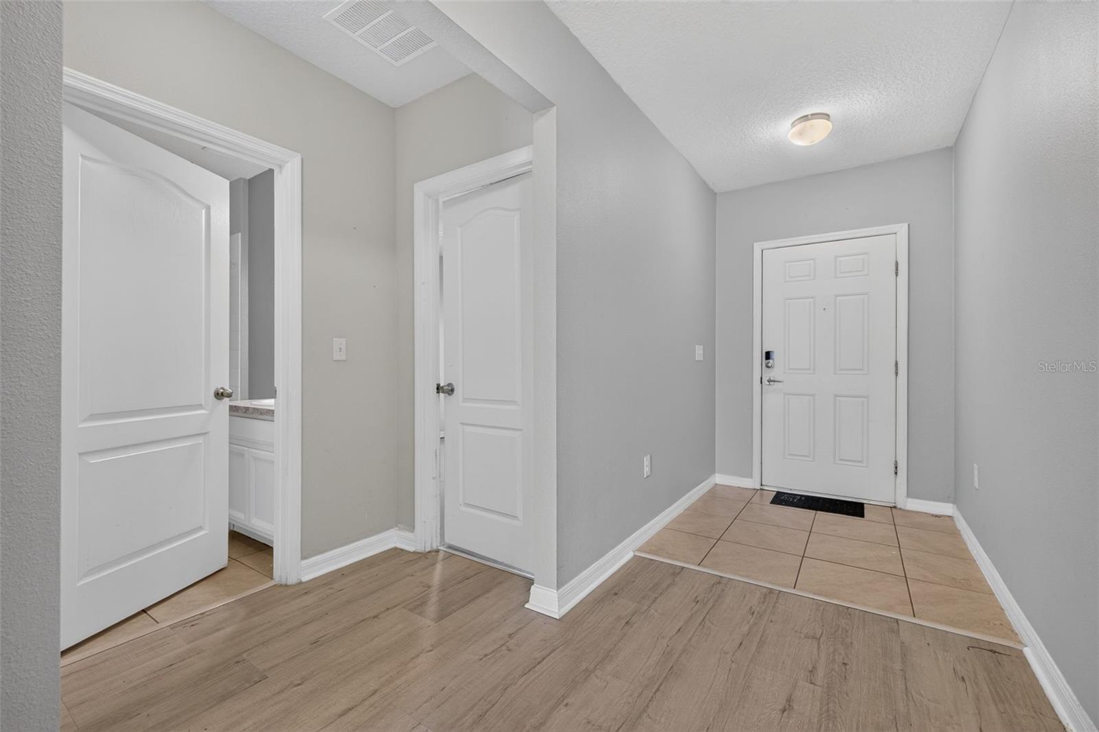 573 Lucerne Blvd Property Photo 10