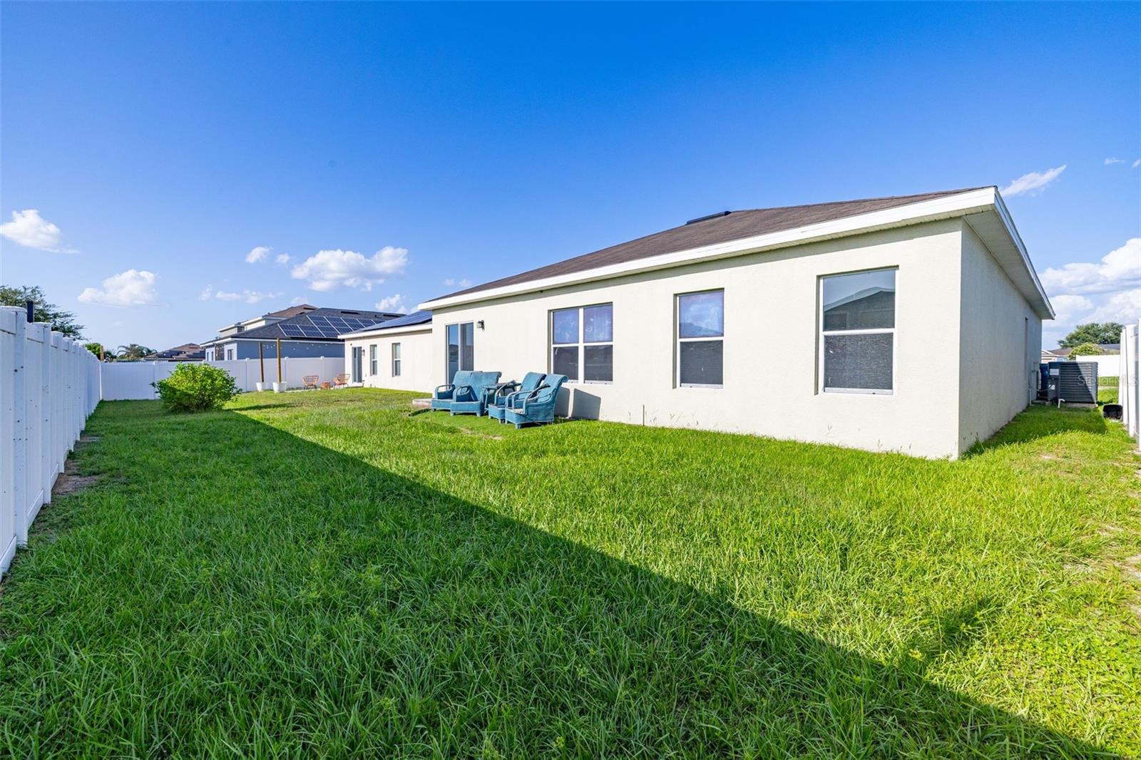 573 Lucerne Blvd Property Photo 36