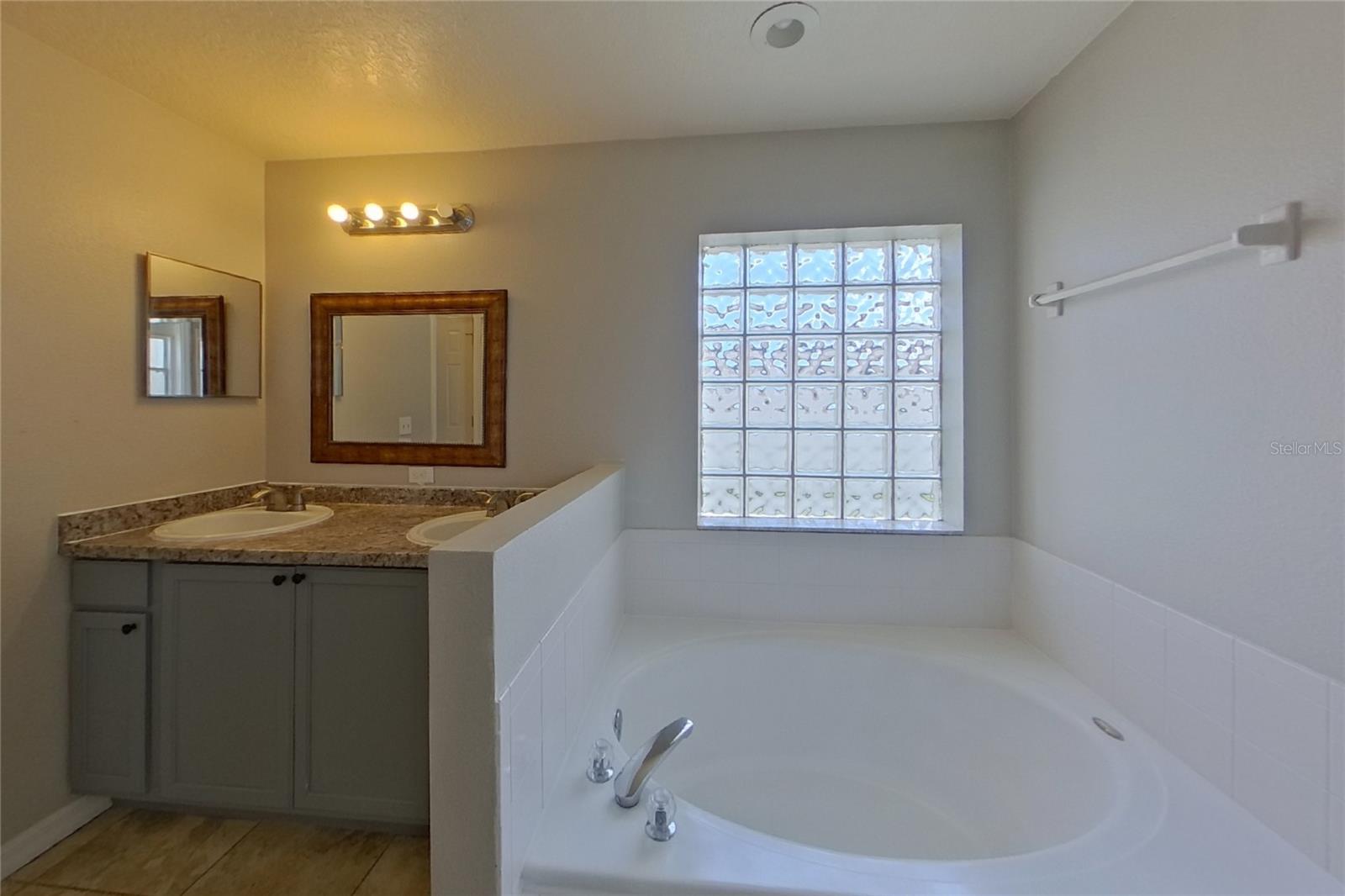 O6432485 Property Photo 11