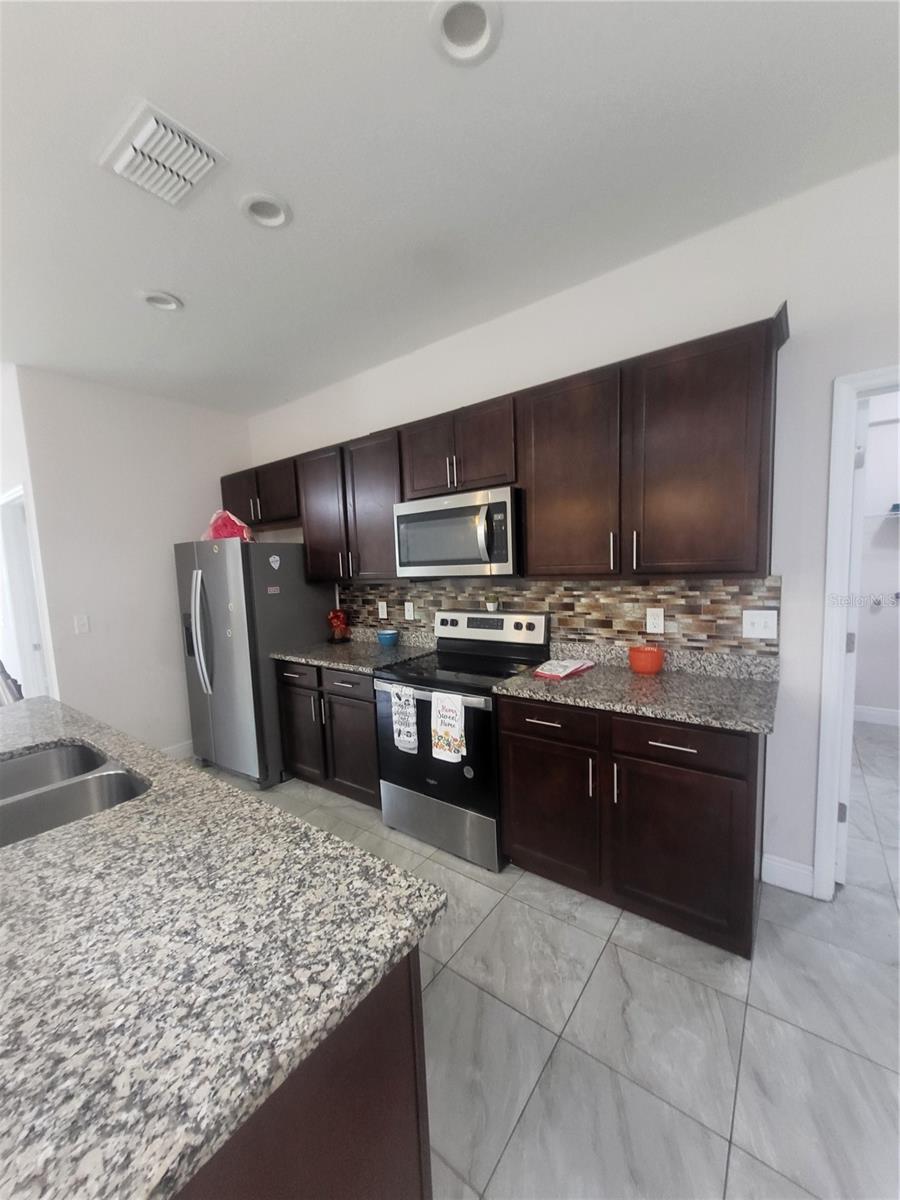586 Geraldine Dr Property Photo 6