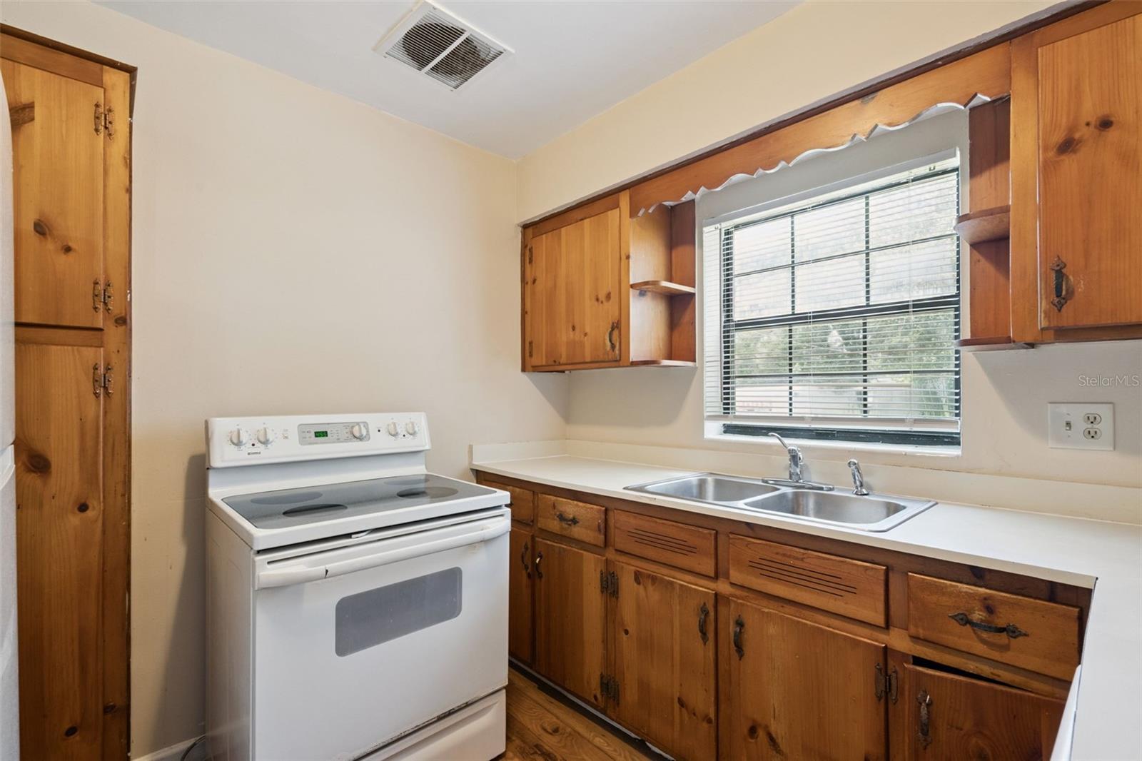 2028 Albert Lee Pkwy Property Photo 6