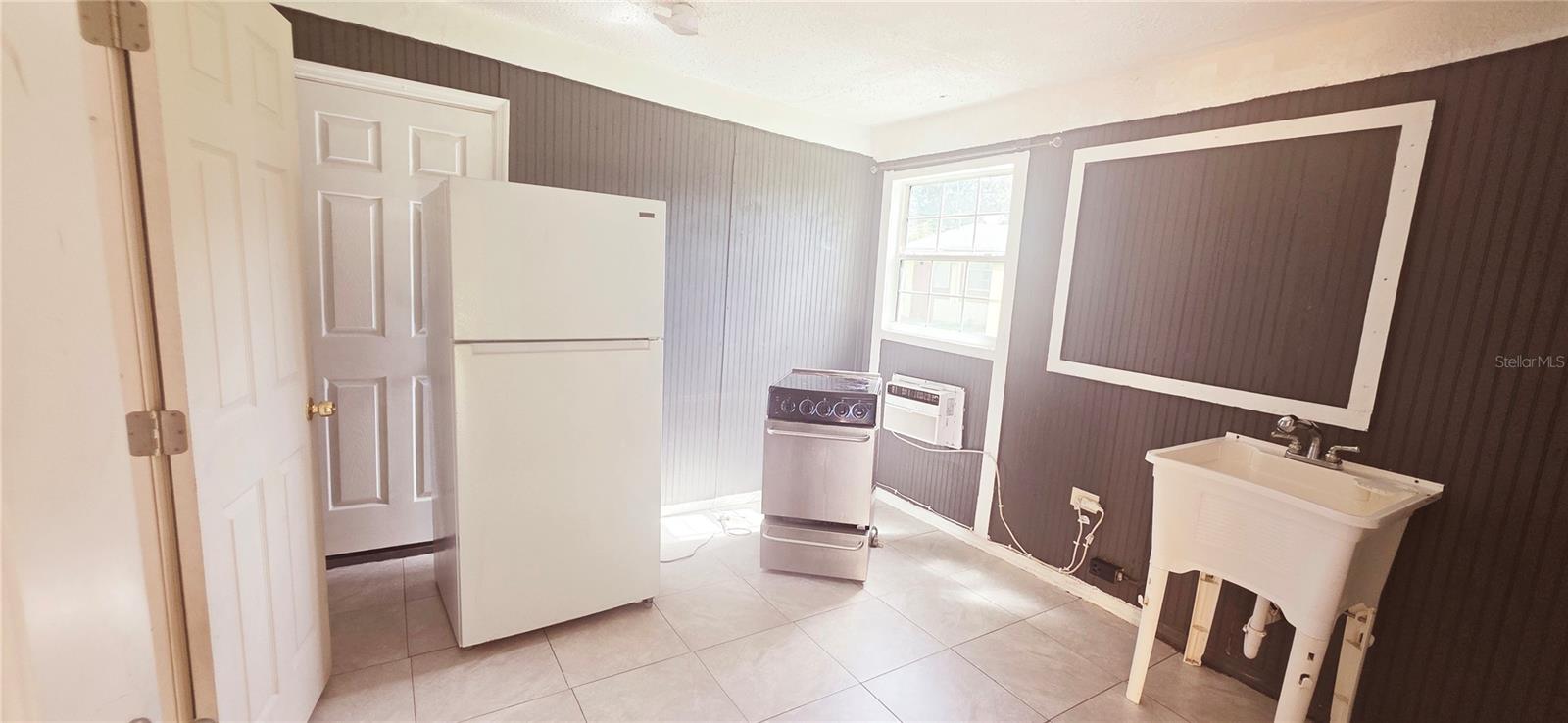 1135 Holden Ave #1/2 Property Photo 6