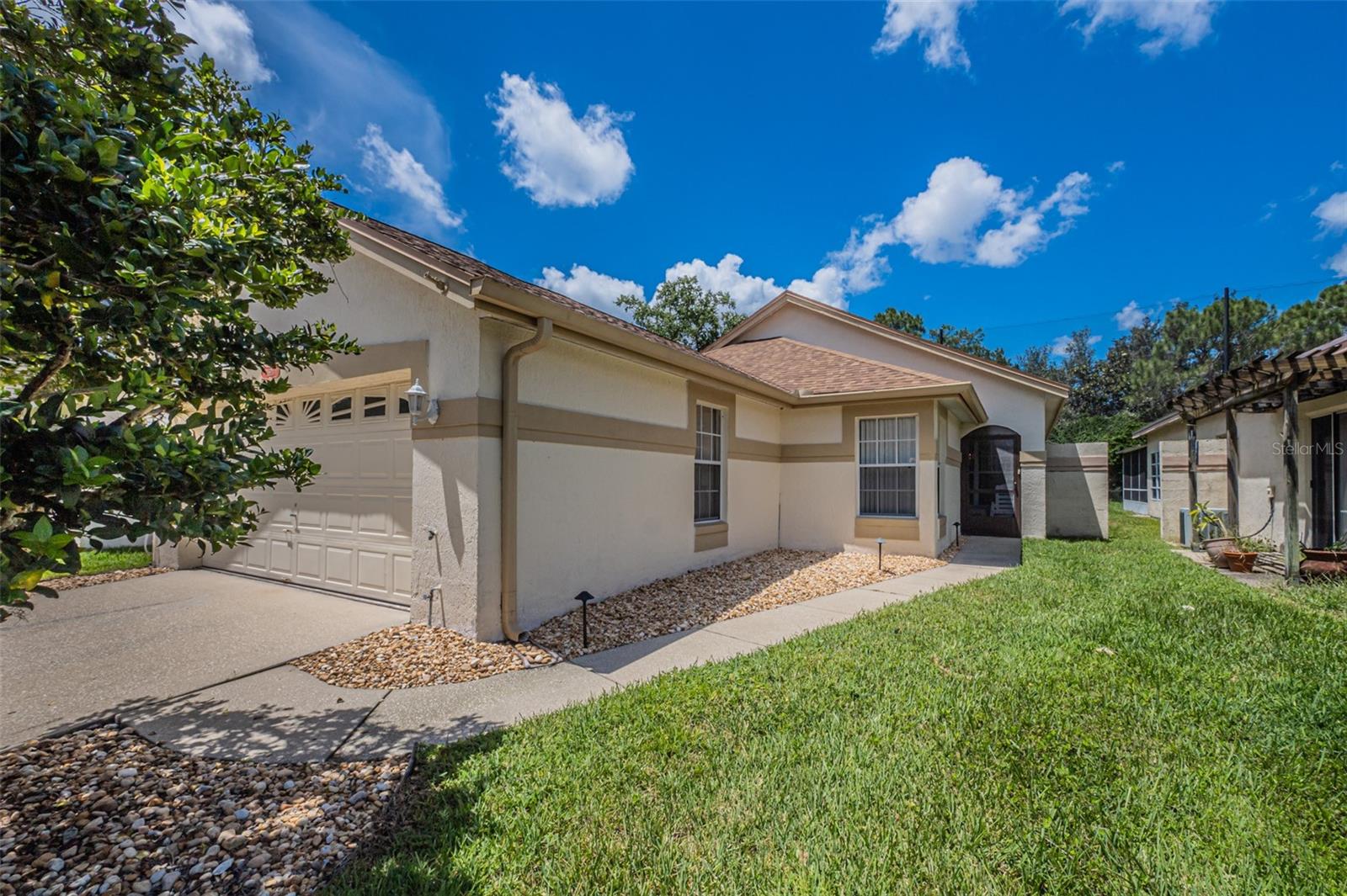 11624 Peach Grove Ln Property Photo 3