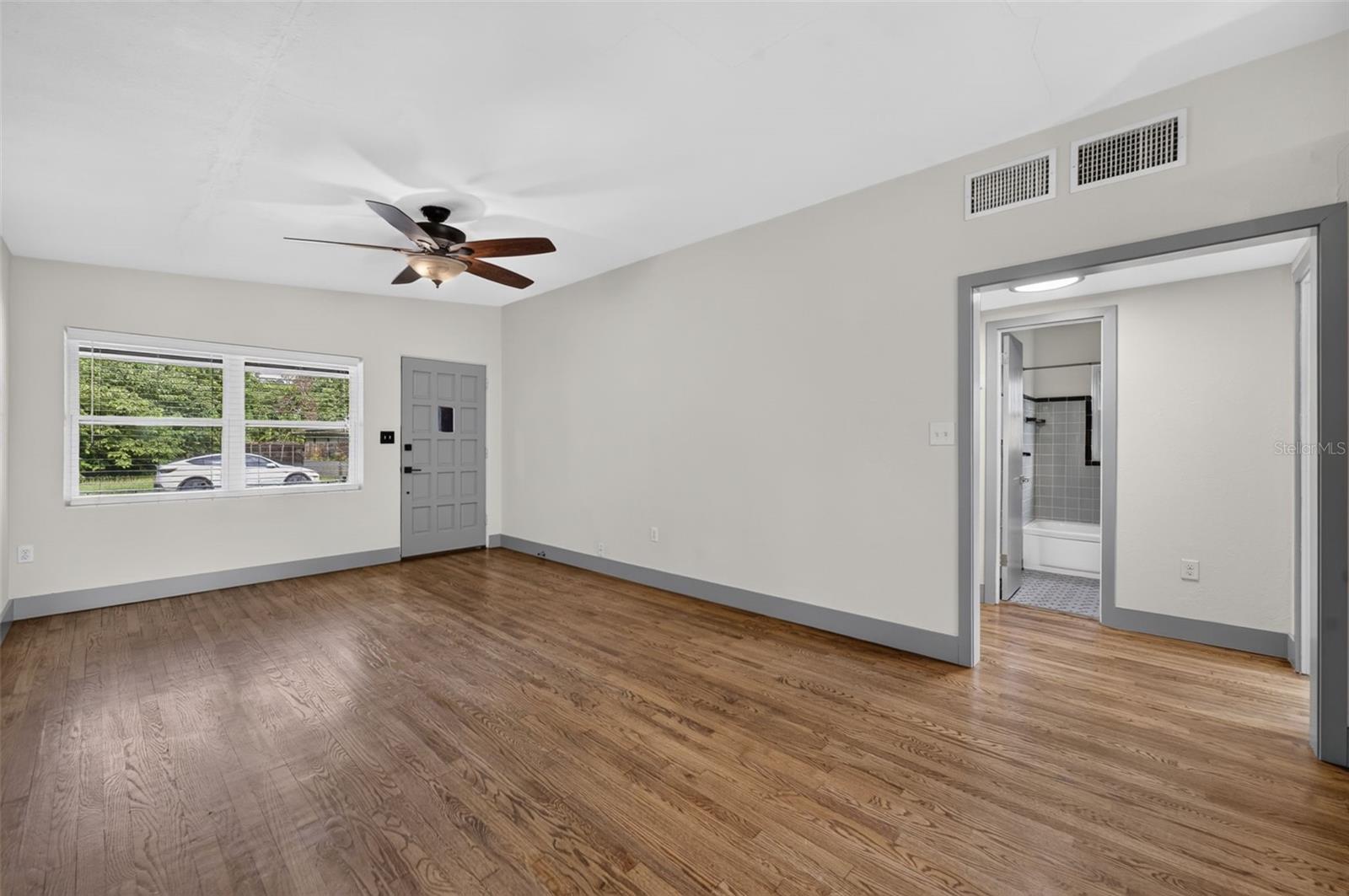 1317 Cloverlawn Ave Property Photo 4