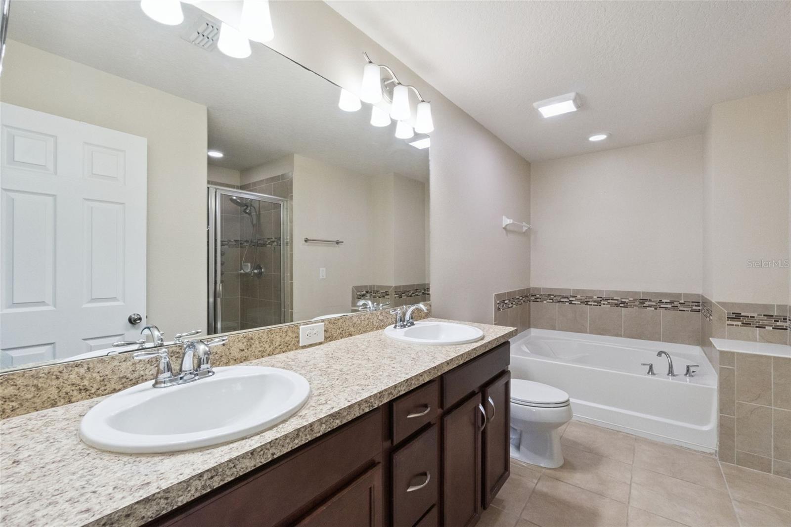 2560 Amati Dr Property Photo 11
