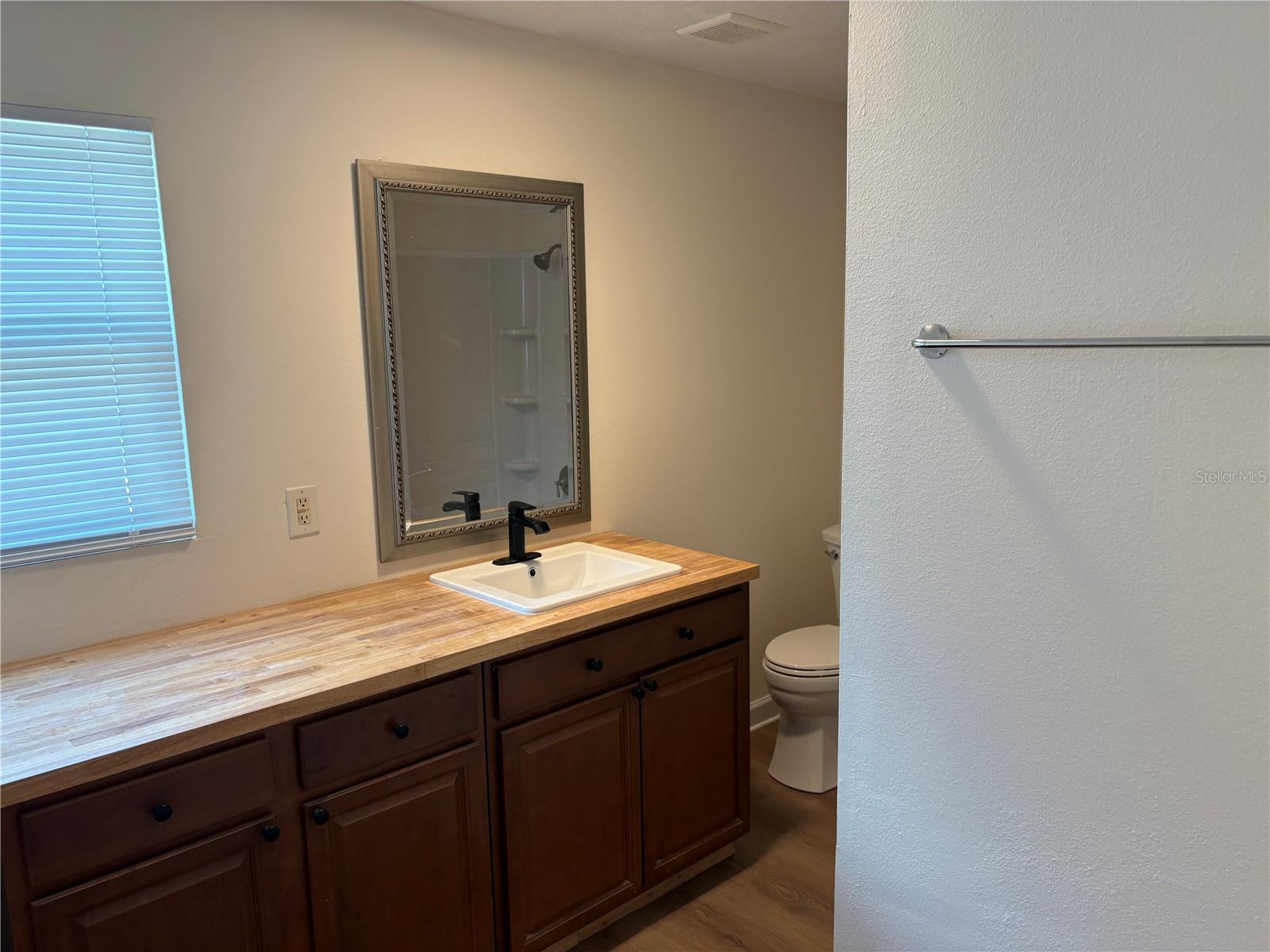 1100 Jamela Dr #b Property Photo 16