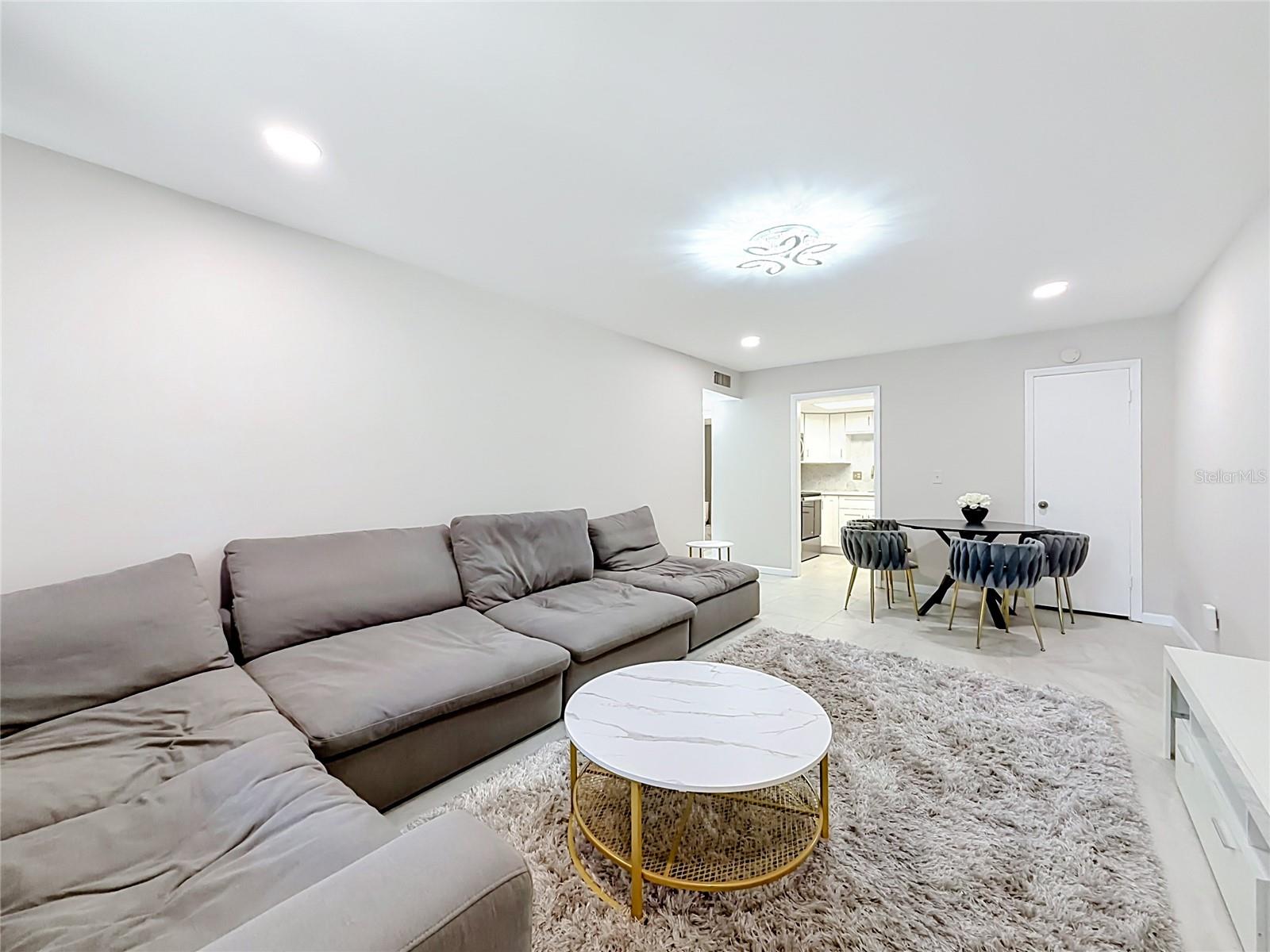 476 Banyon Tree Cir #104 Property Photo 5