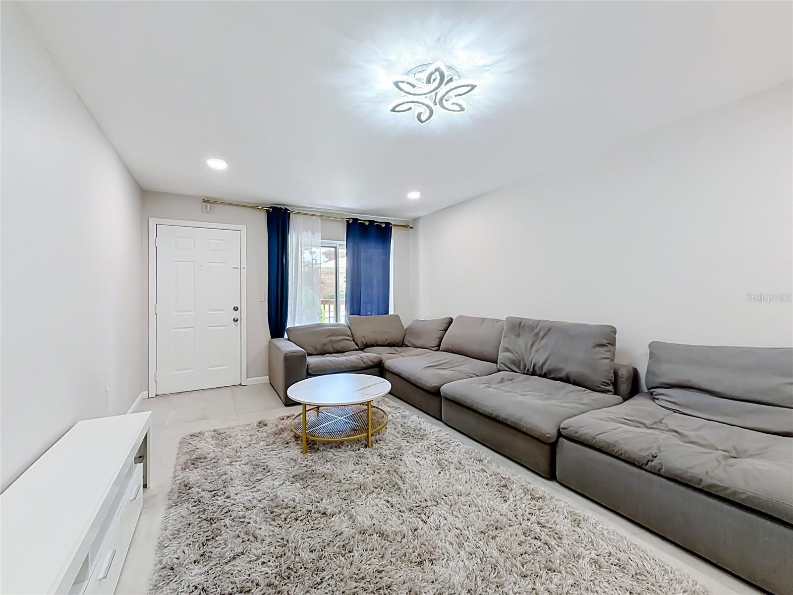 476 Banyon Tree Cir #104 Property Photo 6