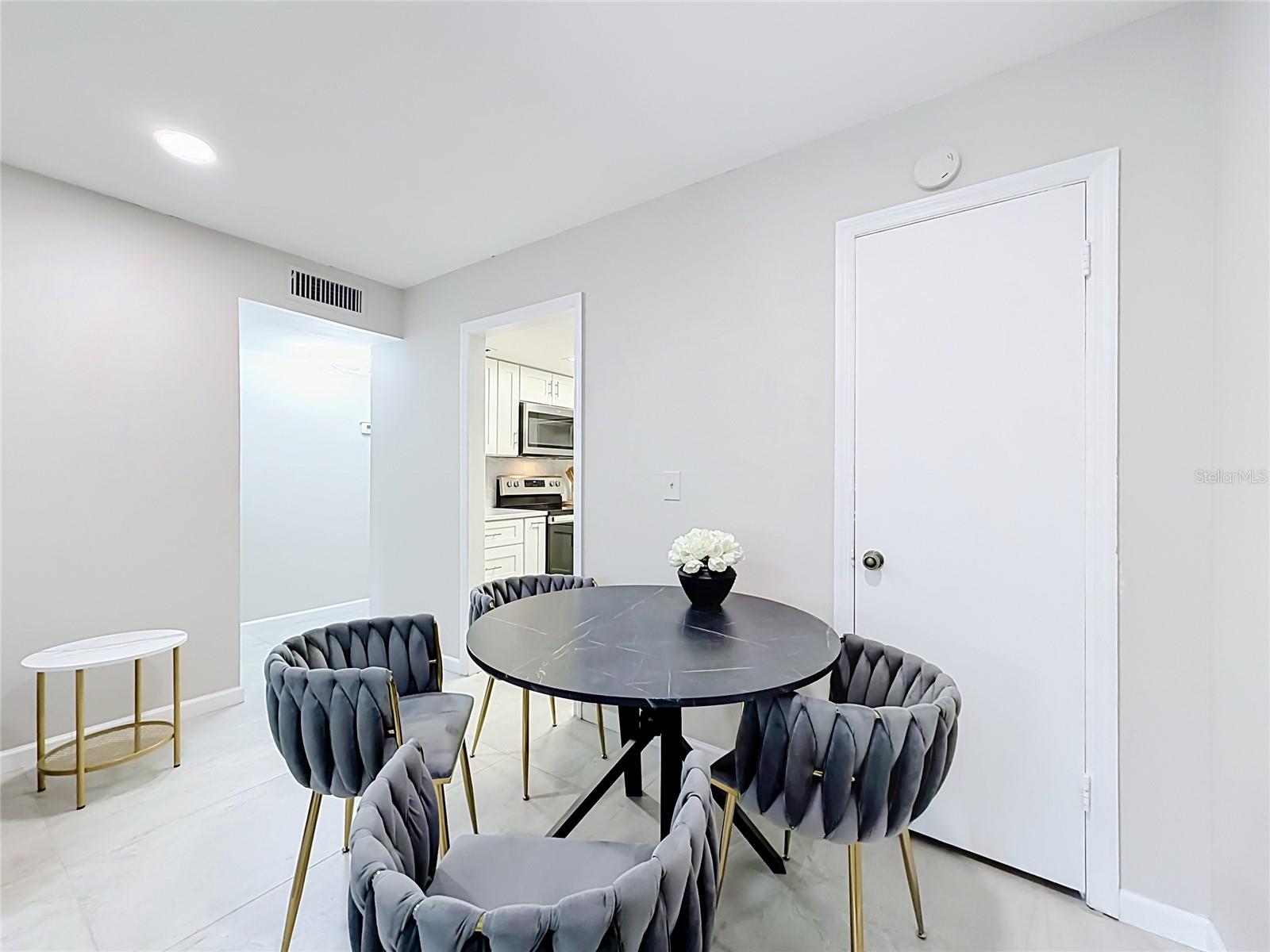 476 Banyon Tree Cir #104 Property Photo 9