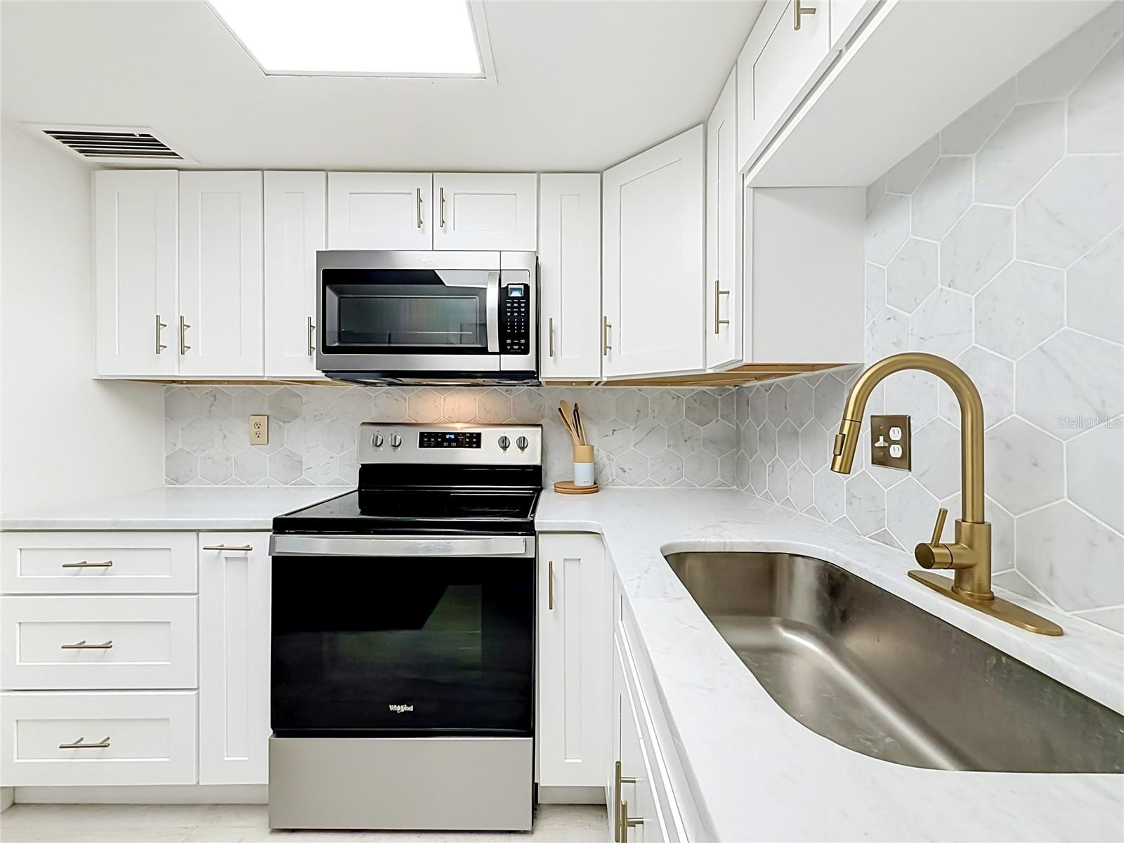 476 Banyon Tree Cir #104 Property Photo 15