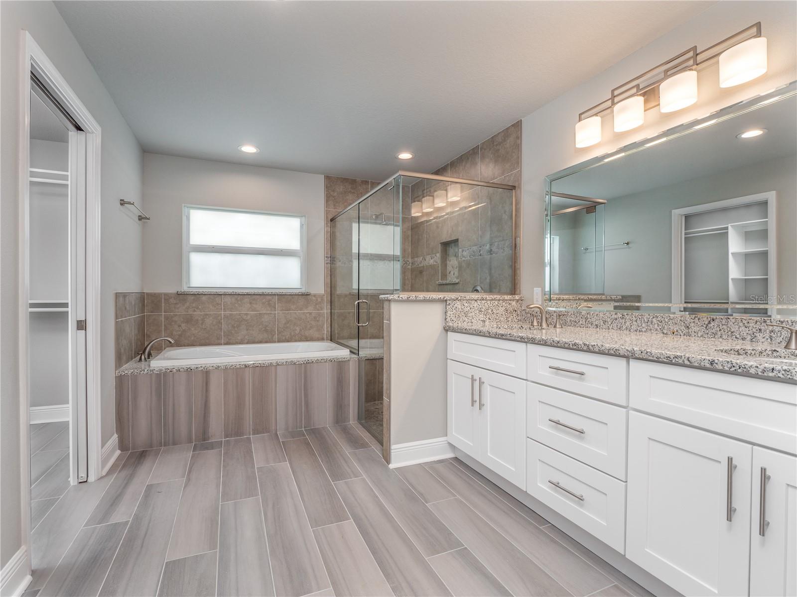 696 Marion Oaks Trl Property Photo 12