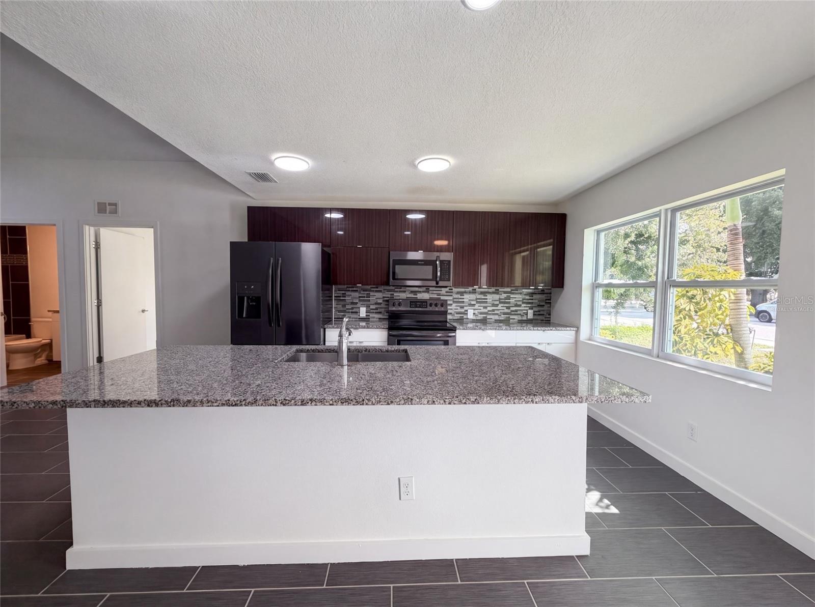 2840 S Shade Ave Property Photo 2