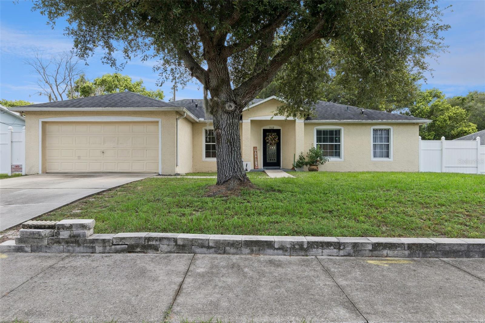 939 Cloverleaf Blvd Property Photo 1