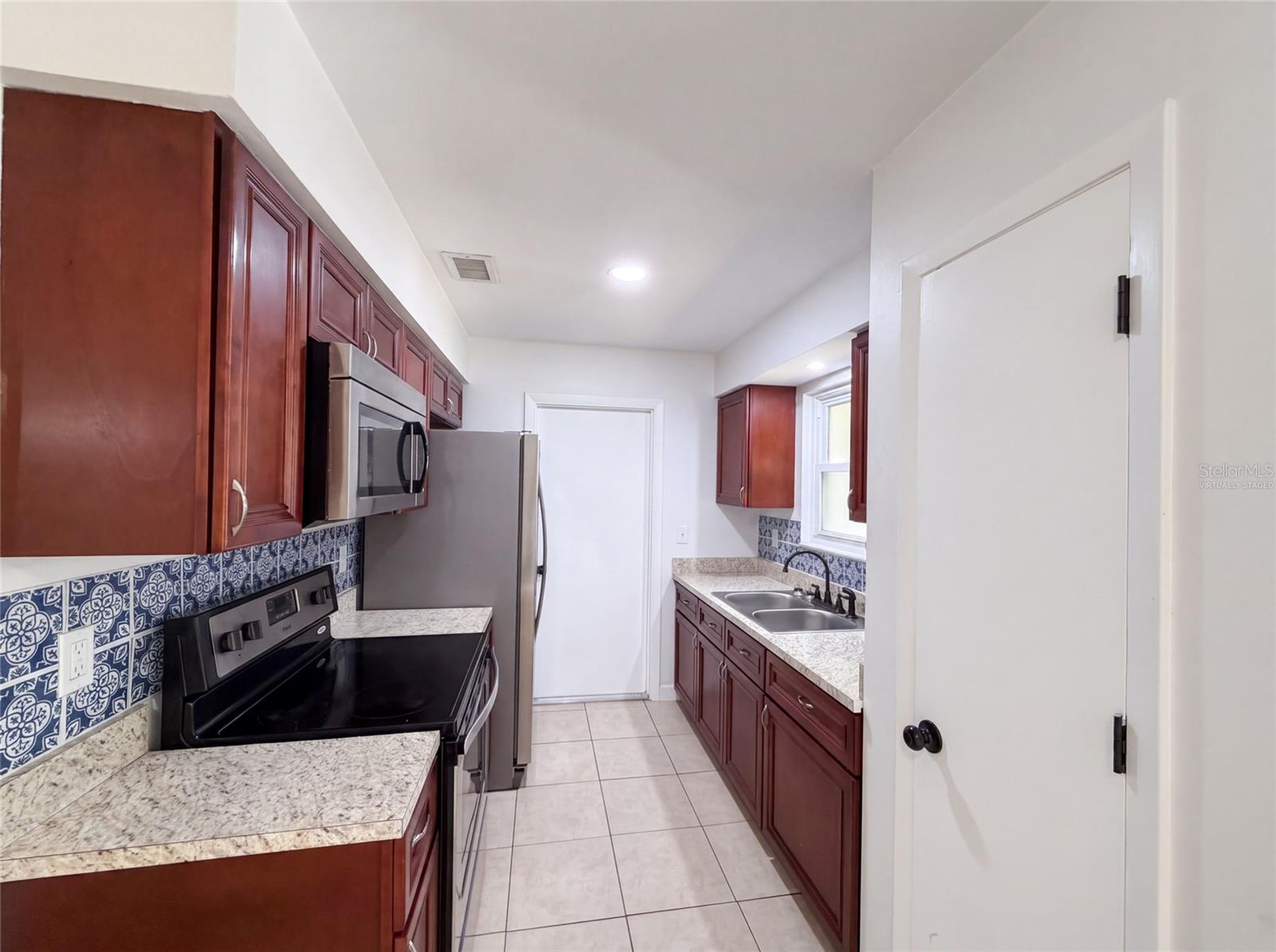 7233 Thomas Jefferson Cir W Property Photo 2