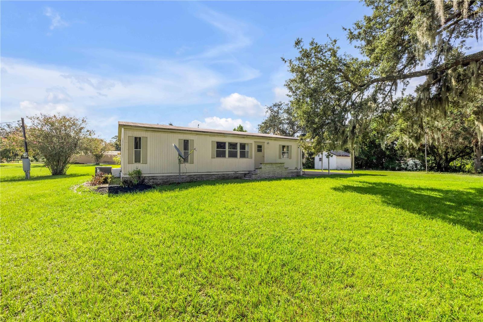 41348 Deer St Property Photo 5