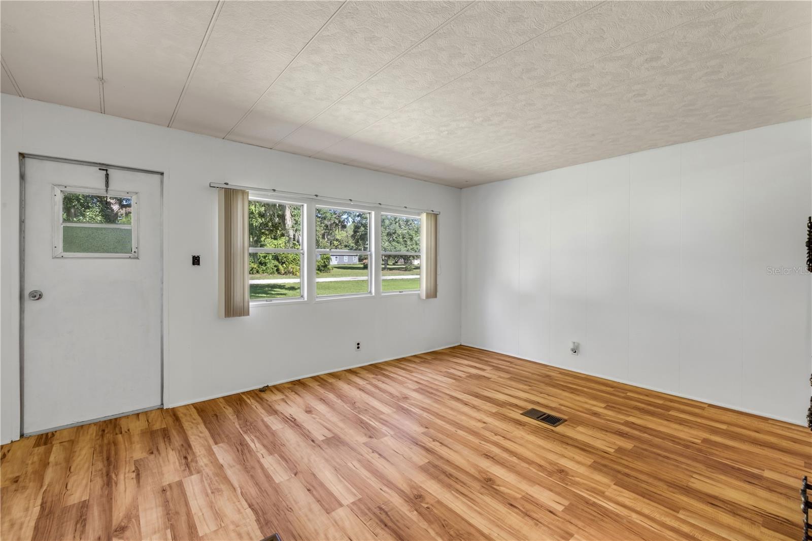 41348 Deer St Property Photo 11