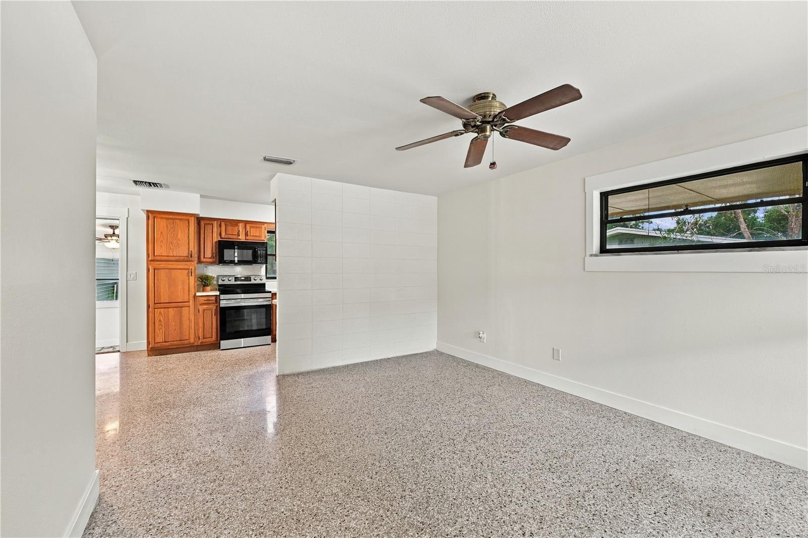 107 Oak St Property Photo 6