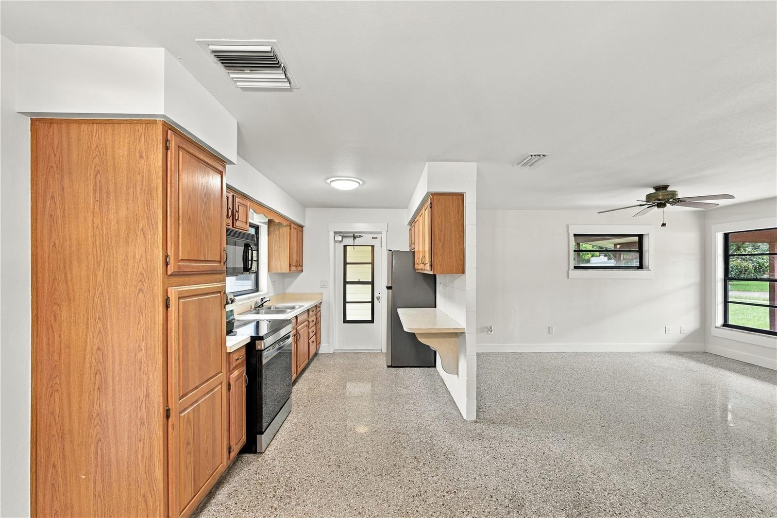107 Oak St Property Photo 8