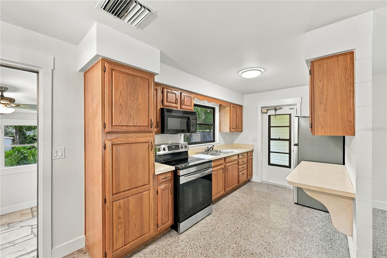 107 Oak St Property Photo 9