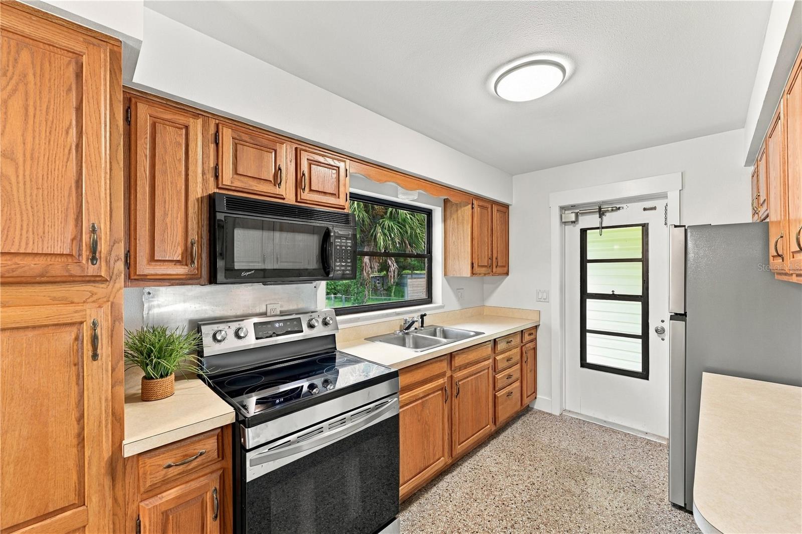 107 Oak St Property Photo 10