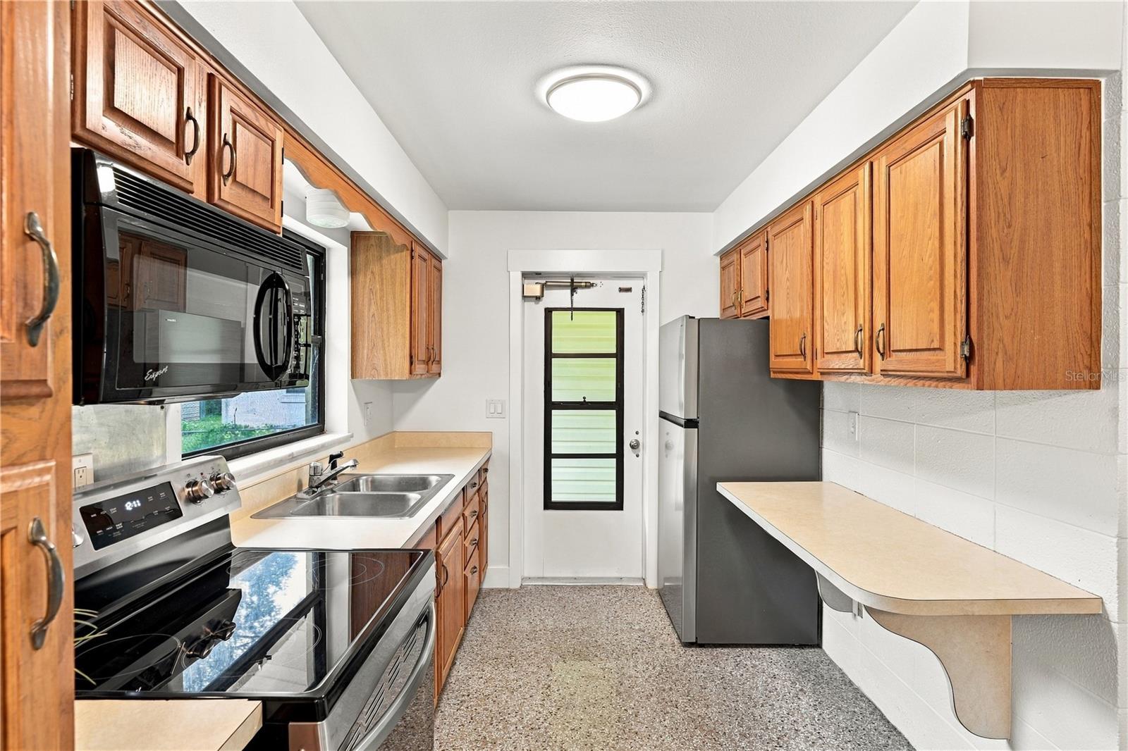 107 Oak St Property Photo 11