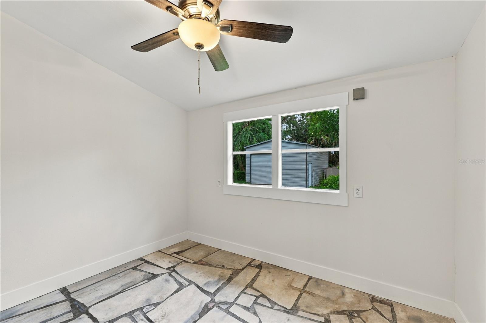 107 Oak St Property Photo 31