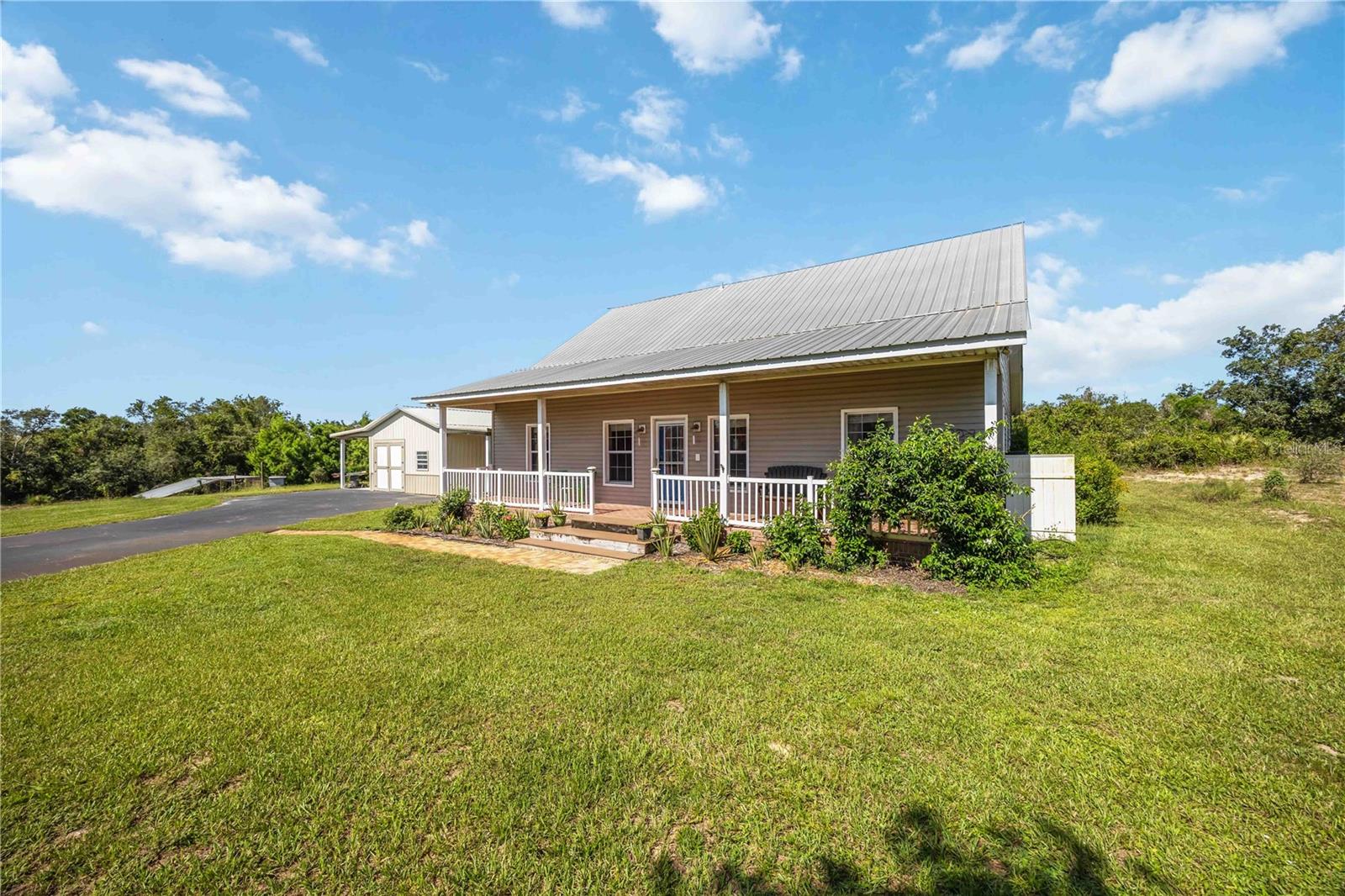2711 Snyder Rd Property Photo 2