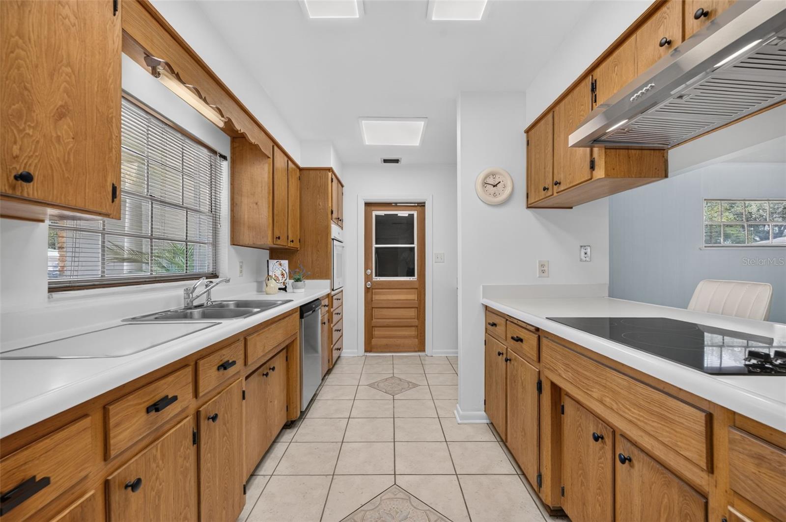 2453 Worthington Rd Property Photo 6