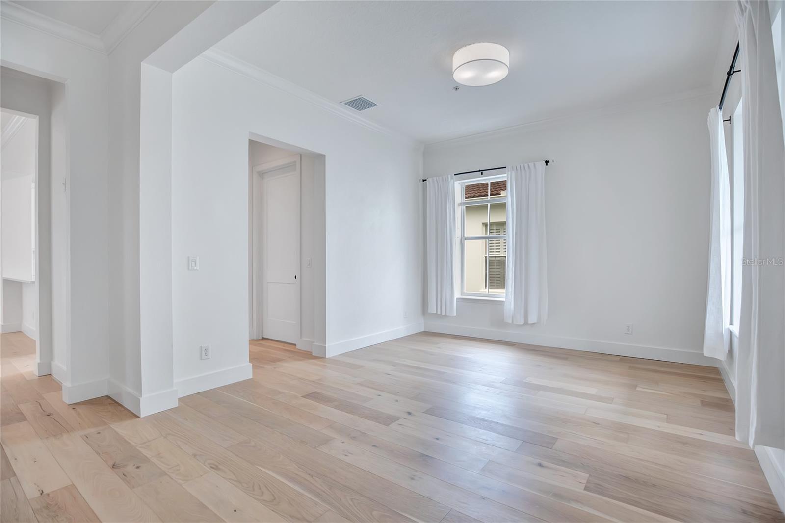 O6433421 Property Photo 4