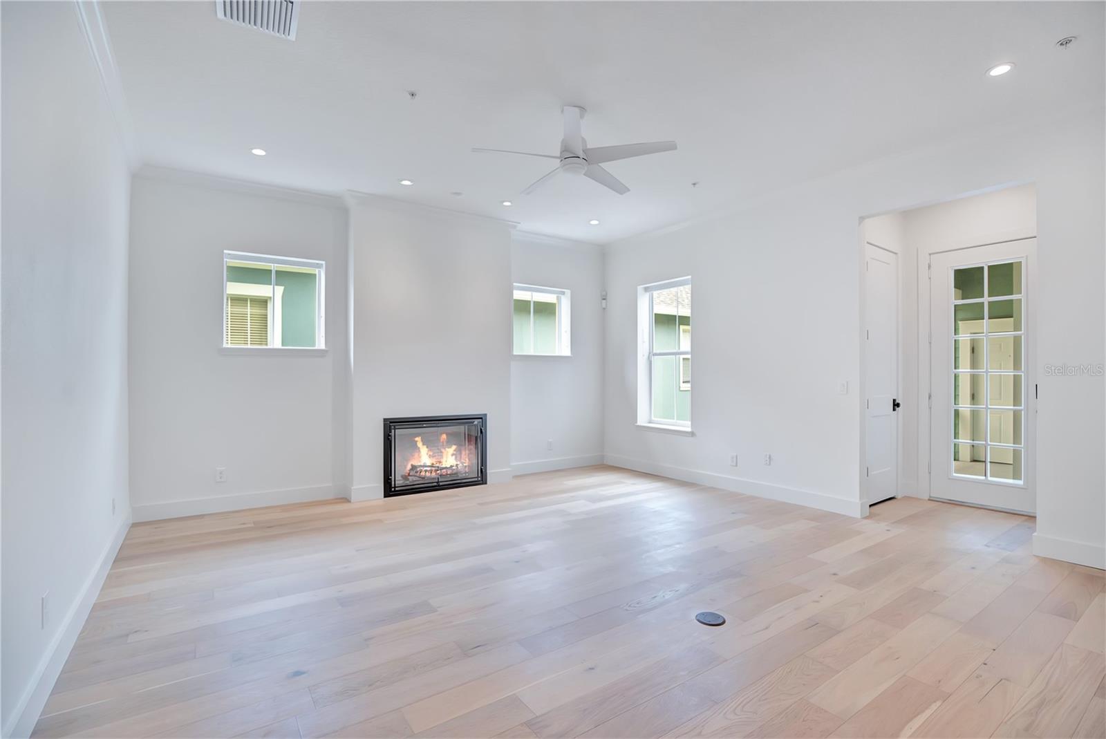 O6433421 Property Photo 6