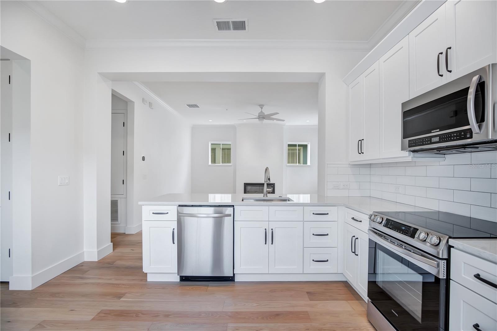 O6433421 Property Photo 10