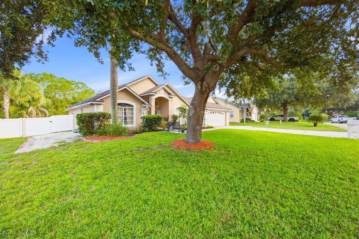 566 Montana Ave Property Photo 3