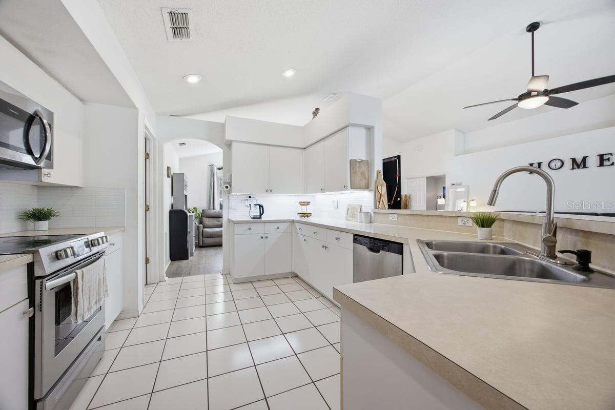 566 Montana Ave Property Photo 10