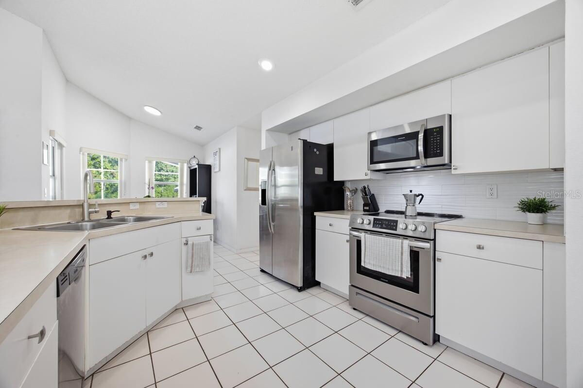 566 Montana Ave Property Photo 11