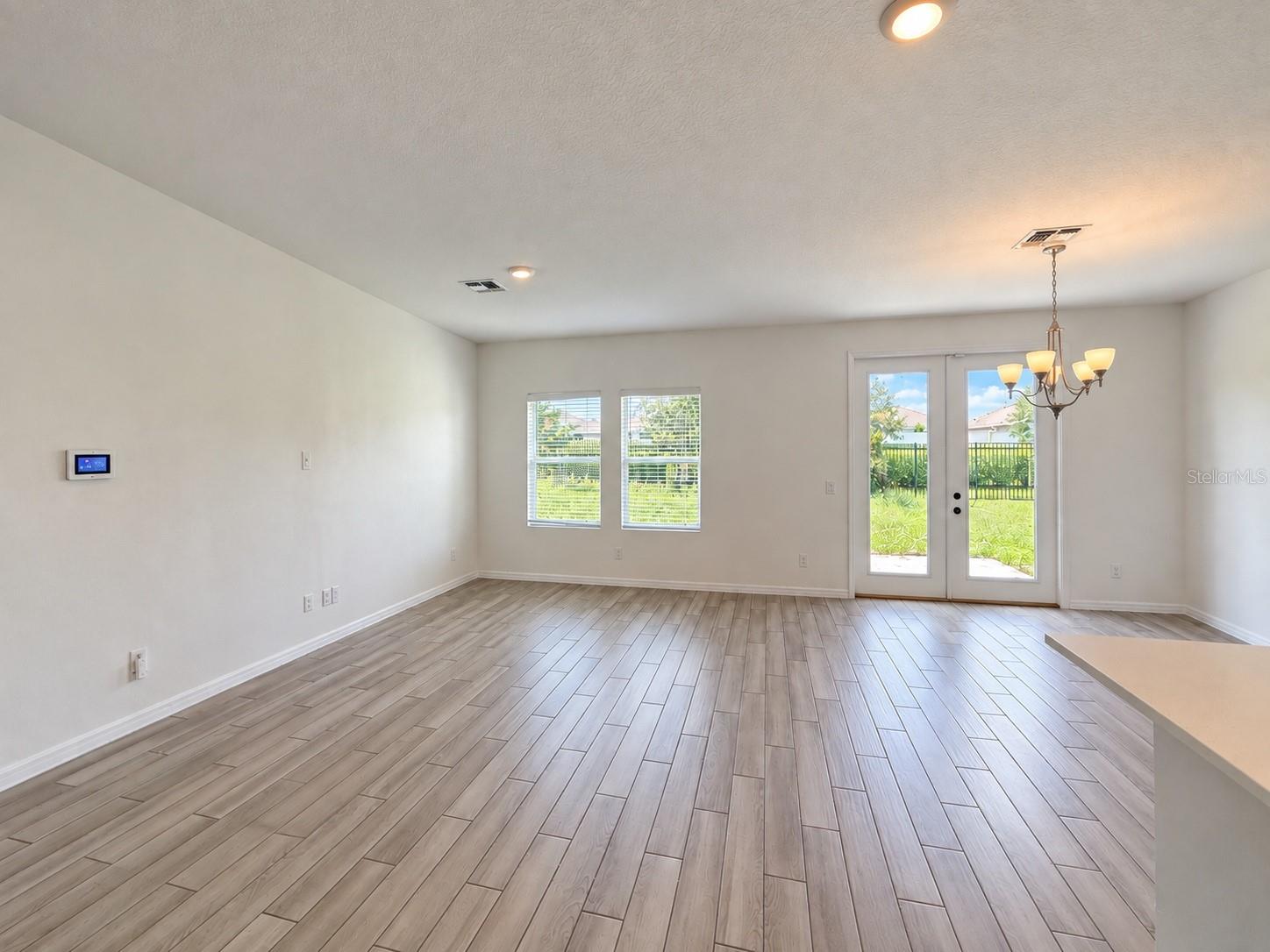 2074 Derwent Dr Property Photo 2