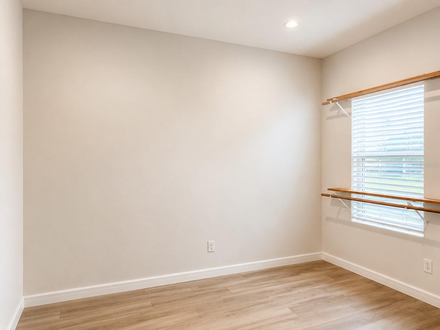 2074 Derwent Dr Property Photo 4