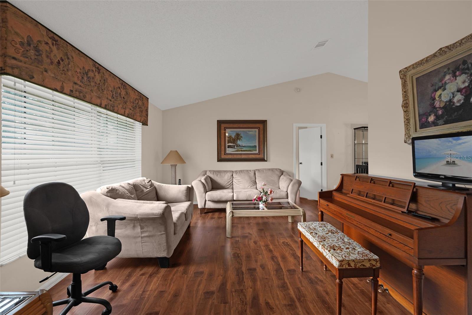 3044 Crested Cir Property Photo 6