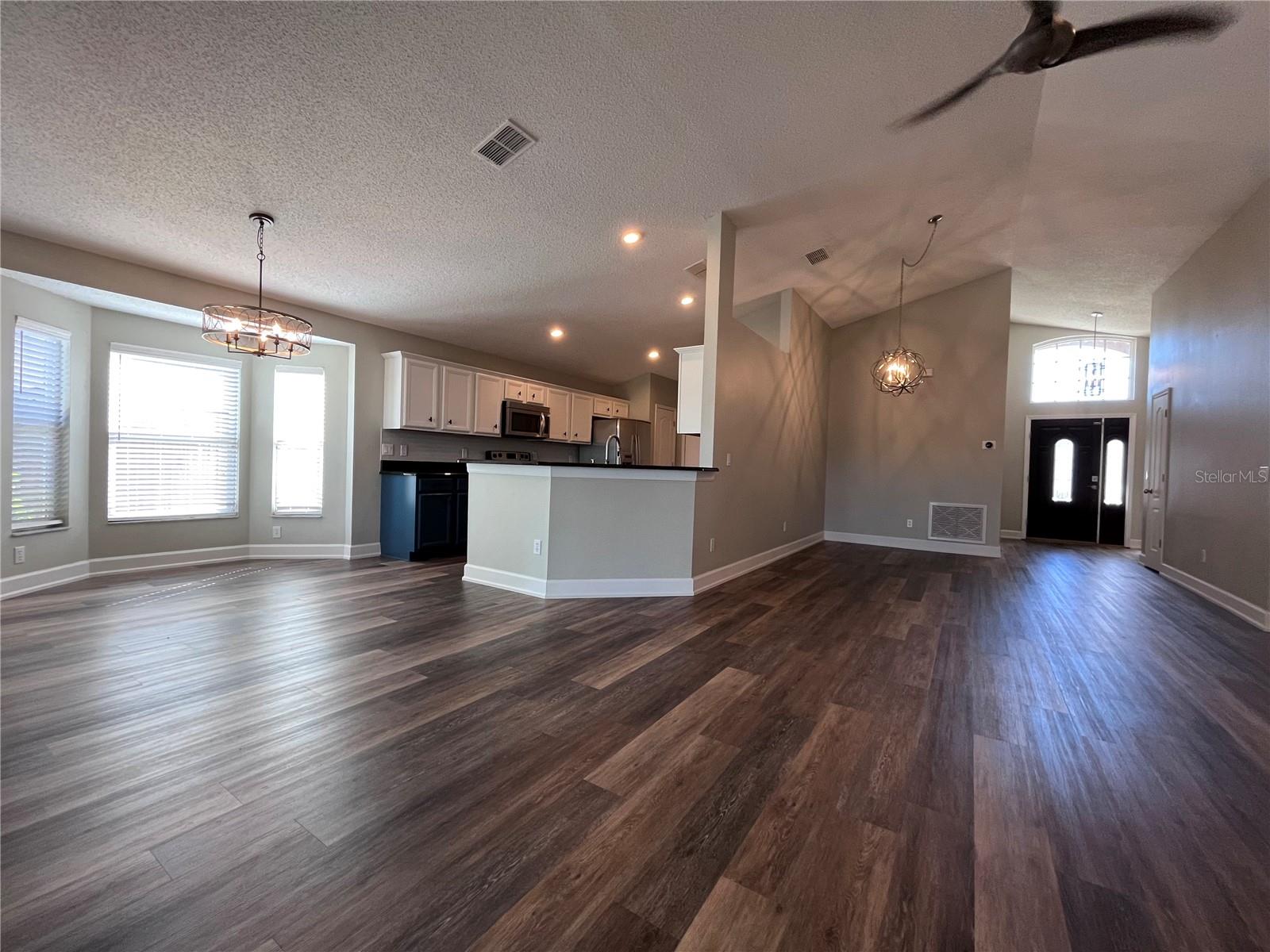 3705 Seminole Dr Property Photo 2