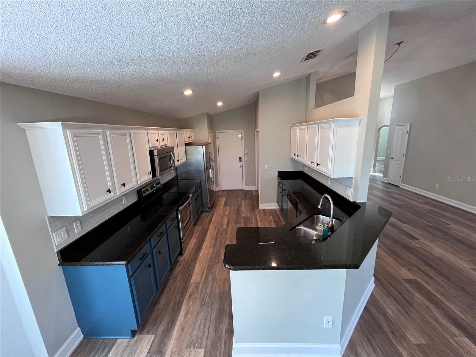 3705 Seminole Dr Property Photo 3