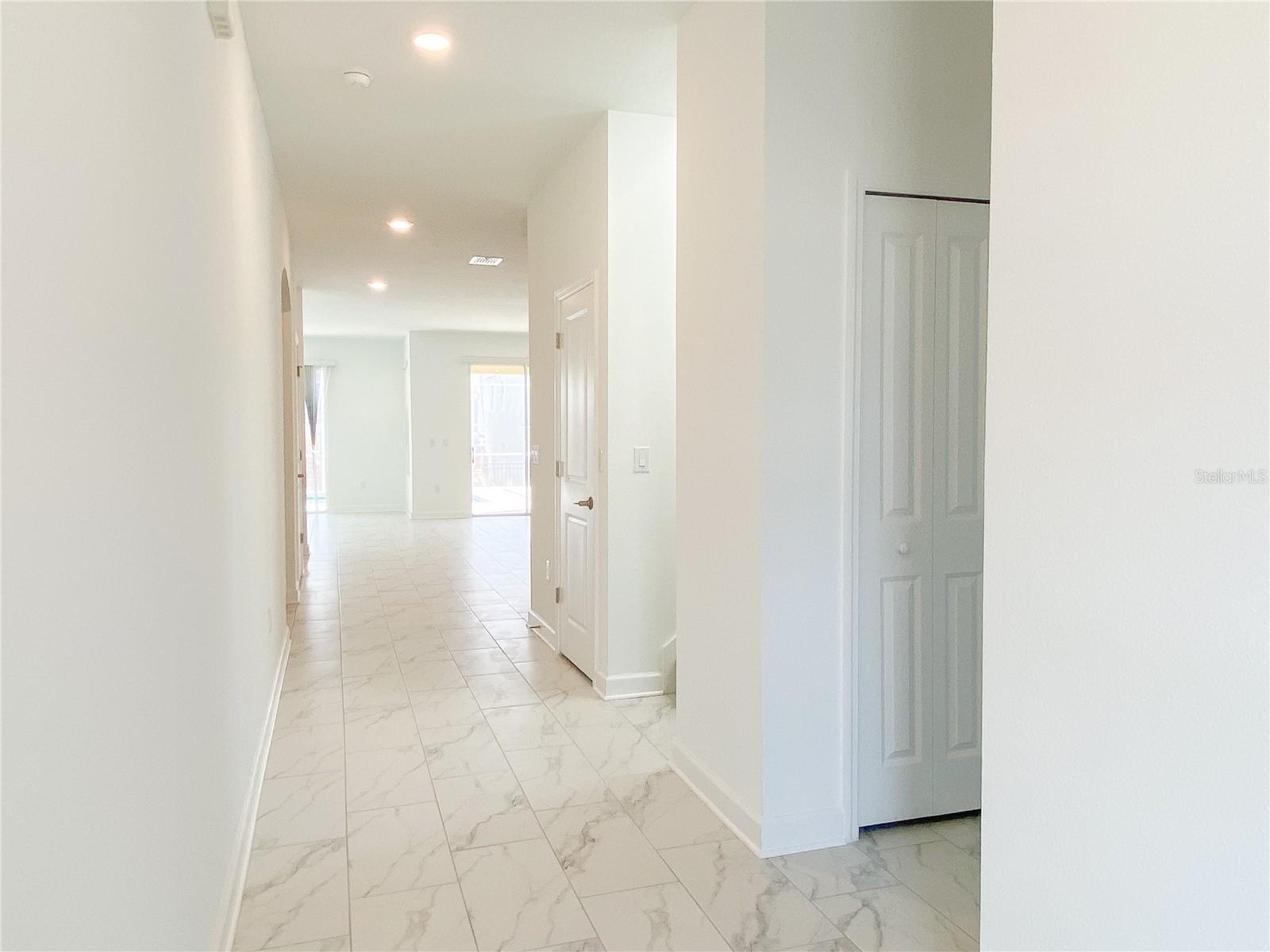 977 Leader St Property Photo 3
